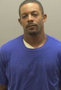 Earl Wallace, de 41 años, fue acusado de intentar vender marihuana, además de solicitar actos sexuales. La fianza fue fijada en $ 5,000.