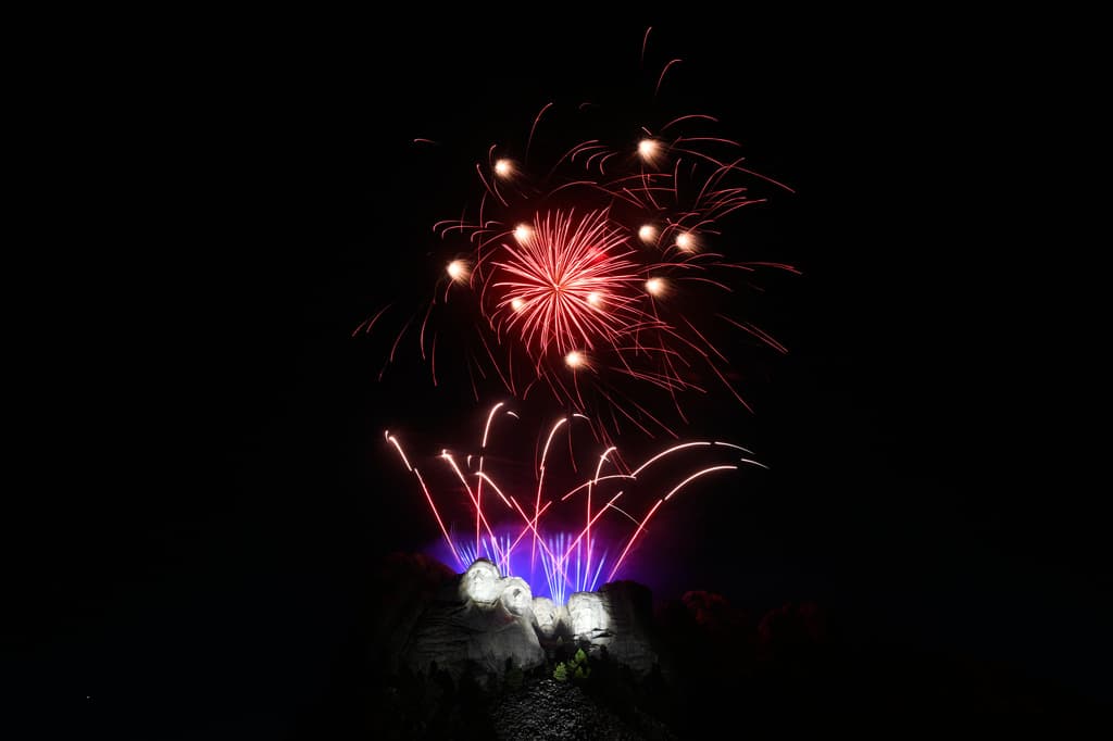 Explotan fuegos artificiales después de que el presidente Donald Trump hablara en el Monumento Nacional Monte Rushmore, el viernes 3 de julio de 2026, cerca de Keystone, Dakota del Sur. (Foto AP/Matt Gade)