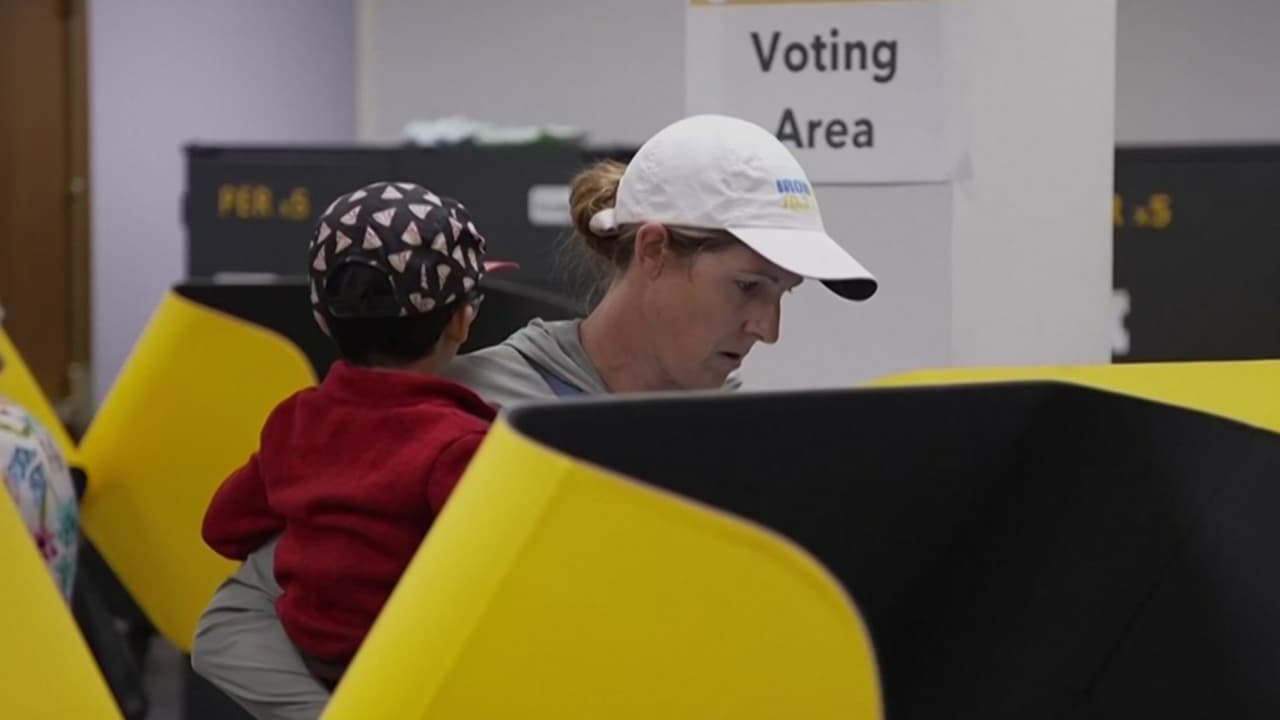Javier Becerra y Steve Hilton lideran la carrera electoral en California