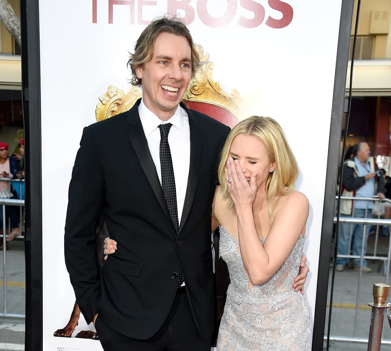 La actriz Kristen Bell y su esposo el actor Dax Shepard ríen a carcajadas en una premiere.