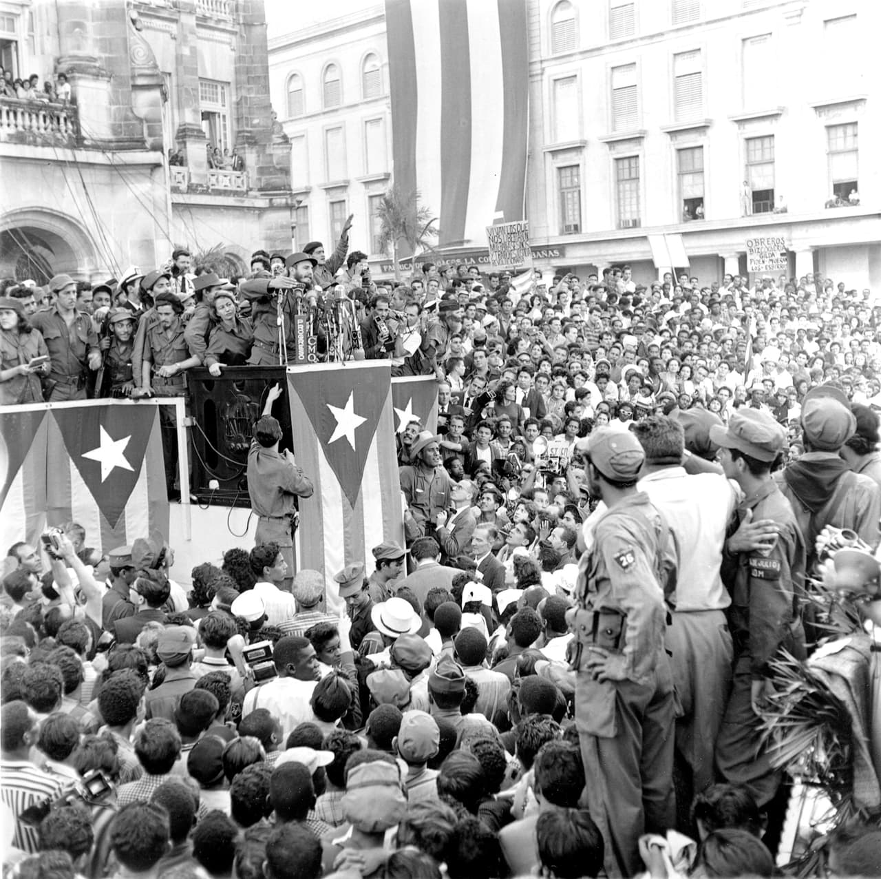 Castro justificó desde sus primeros discursos las ejecuciones sumarias a funcionarios del régimen de Batista que fueron fusilados. En la imágen uno de sus primeros discursos frente al palacio presidencial de La Habana en enero de 1959.