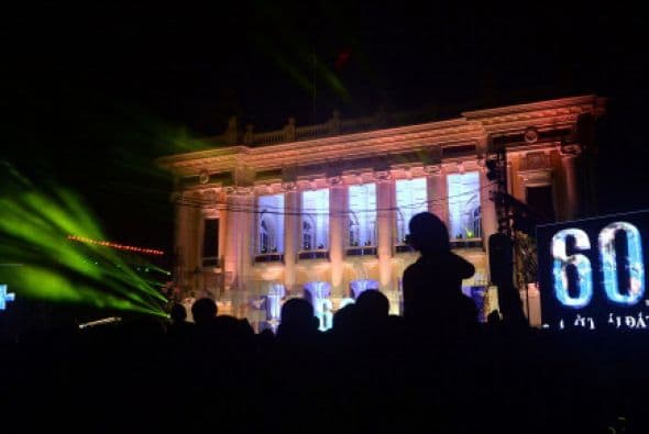 La Plaza del Teatro de la "pera de Hanoi se alistaba también para la hora de las luces apagadas.