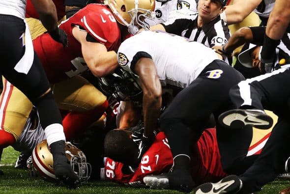 La gran fiesta deportiva del año en Estados Unidos, el Super Bowl de la Liga Nacional de Fútbol Americano (NFL), en su cuadragésima séptima edición, ya forma parte de la historia con los Ravens de Baltimore como nuevos campeones al vencer por 34-31 a los 49ers de San Francisco. Los pronósticos se cumplieron, los Ravens llegaron al Mercedes-Benz Super Dome de Nueva Orleans con el mejor mariscal de campo del momento, Joe Flacco, y la mejor defensa de la NFL, ambos factores se hicieron presentes en los momentos decisivos que hicieron posible el triunfo y el conseguir el segundo trofeo Vince Lombardi en la historia de la franquicia de Baltimore. Flacco, de 28 años, fue el líder perfecto en la primera parte al conseguir tres pases de anotación, que lo dejaron como el sexto mariscal que lo consigue en la historia del Super Bowl y una ventaja parcial de 21-6 al descanso que sería decisiva. El safety Ed Reed, nativo de New Orleans, empataría la mejor marca de la fase final de la NFL con nueve robos aéreos, mientras que Kaepernick quedaría con la mancha de la interceptación que sufrió. Antes que se diese el ya histórico apagón, el primero en un Super Bowl, el receptor abierto Jacoby Jones también quiso entrar en los libros de las marcas al conseguir nada más comenzar el tercer periodo al regresar 108 yardas de "touchdown" una devolución de balón, la mejor de todos los tiempos. Kaepernick y los 49ers vivieron los momentos estelares del partido al conseguir 23 puntos en menos de 13 minutos, 17 fueron consecutivos. Lewis, no brilló como en el primer Super Bowl del 2001 cuando ganó el premio de Jugador Más Valioso (MVP), que esta vez le fue con todos los honores a Flacco, al completar 22 de 33 pases para 287 yardas, sin interceptaciones, pero hizo seis derribos y cuatro fueron "placajes" solitarios. Suficientes para que los Ravens lograsen el segundo trofeo Vince Lombardi en su historia y Lewis pudiese cerrar con broche de oro su legado de 17 temporadas brillantes dentro de la competición de la NFL. Mientras que la revelación de la temporada Kaepernick confirmó que es un mariscal muy especial, lleno de energía, que corre como nadie, que tiene un dinamismo único, pero que todavía no pudo emular a los legendarios Montana y Young, que lo precedieron al frente de los 49ers en los cinco Super Bowls que disputaron y que consiguieron ganar. Los jugadores de los 49er, encabezados por el corredor Frank Gore insistieron que su equipo fue mejor como conjunto que los Ravens se aprovecharon de acciones aisladas. Pero el marcador final estableció que los ganadores fueron los Ravens, por eso dos hermanos, John y Jim Harbaugh, los primeros en la historia de la NFL que dirigieron a los equipos que disputaron un título de Super Bowl, al concluir el partido fueron al encuentro y se dieron un gran abrazo.