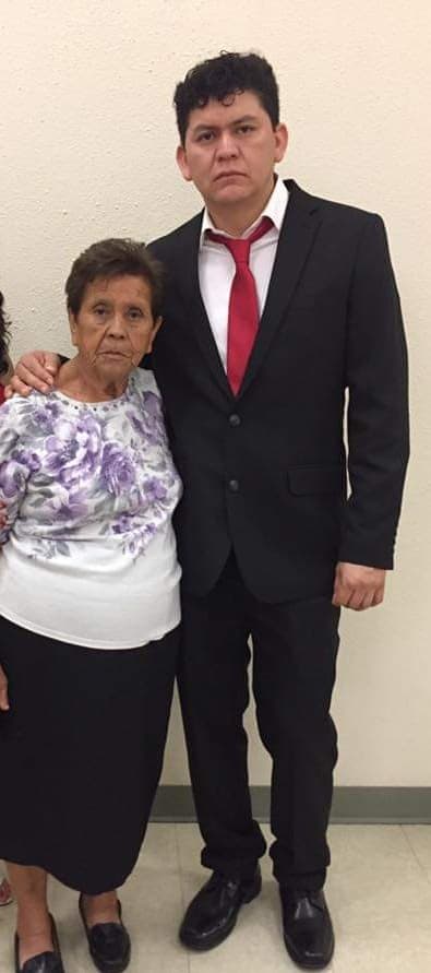 Juan Manuel Alvarado viajó a San Luis Potosi para visitar a su mamá que se encontraba enferma. En la fotografía, la familia de Alvarado.