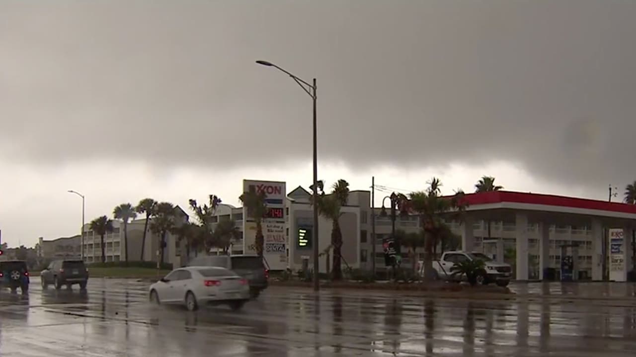 Se mantiene un aviso por marejada ciclónica en algunas zonas costeras incluída Galveston.