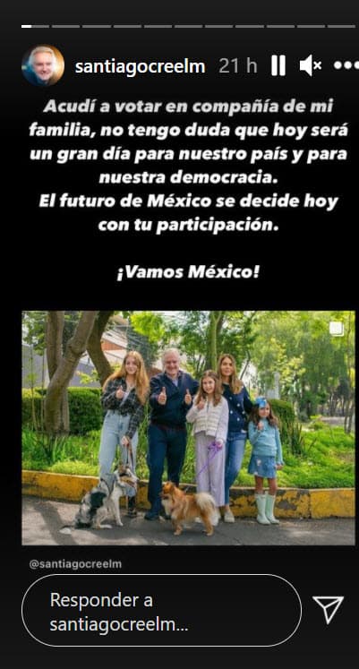 En la foto, Creel también se hizo acompañar por su actual esposa, Paulina Velasco, y las dos hijas que tiene con ella: Miranda y Paulina.
<br>