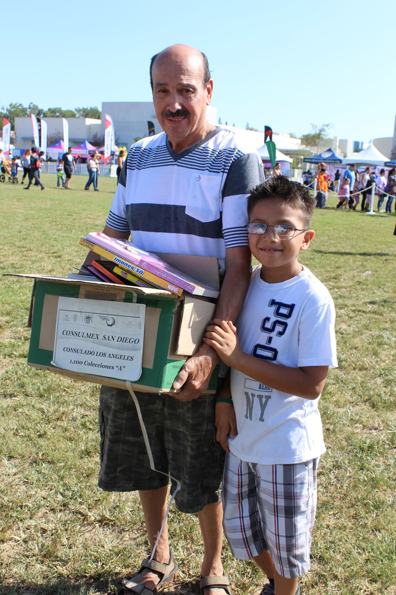 Niñas y niños del sur de California tomaron parte en el jardín de lectura, la zona de visualización y recibieron libros gratuitos en la Feria de Educación.