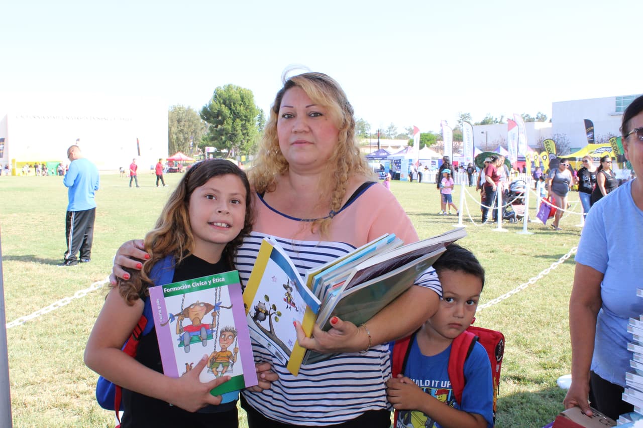 Niñas y niños del sur de California tomaron parte en el jardín de lectura, la zona de visualización y recibieron libros gratuitos en la Feria de Educación.