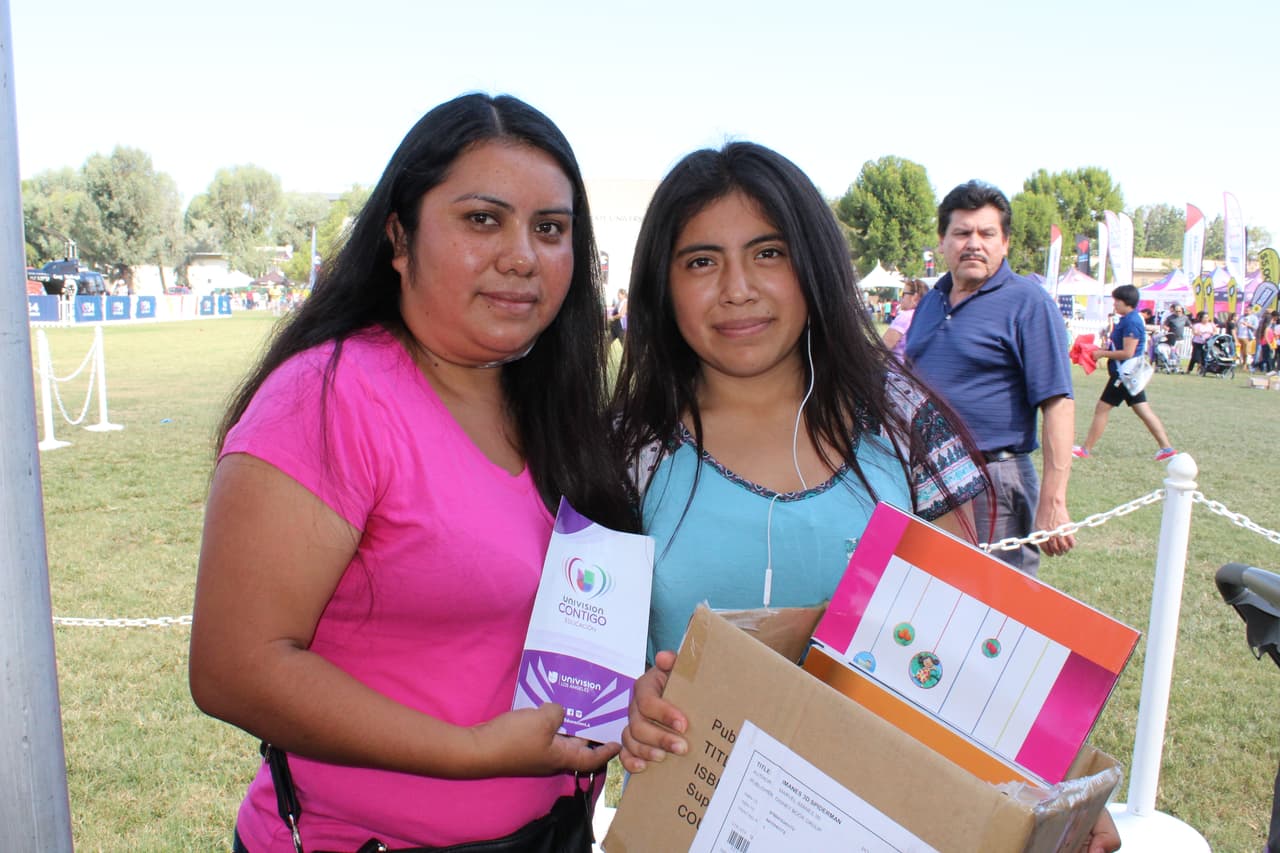 Niñas y niños del sur de California tomaron parte en el jardín de lectura, la zona de visualización y recibieron libros gratuitos en la Feria de Educación.
