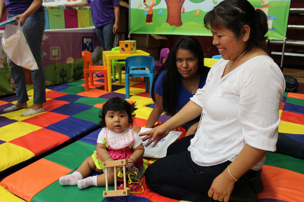 Niñas y niños del sur de California tomaron parte en el jardín de lectura, la zona de visualización y recibieron libros gratuitos en la Feria de Educación.