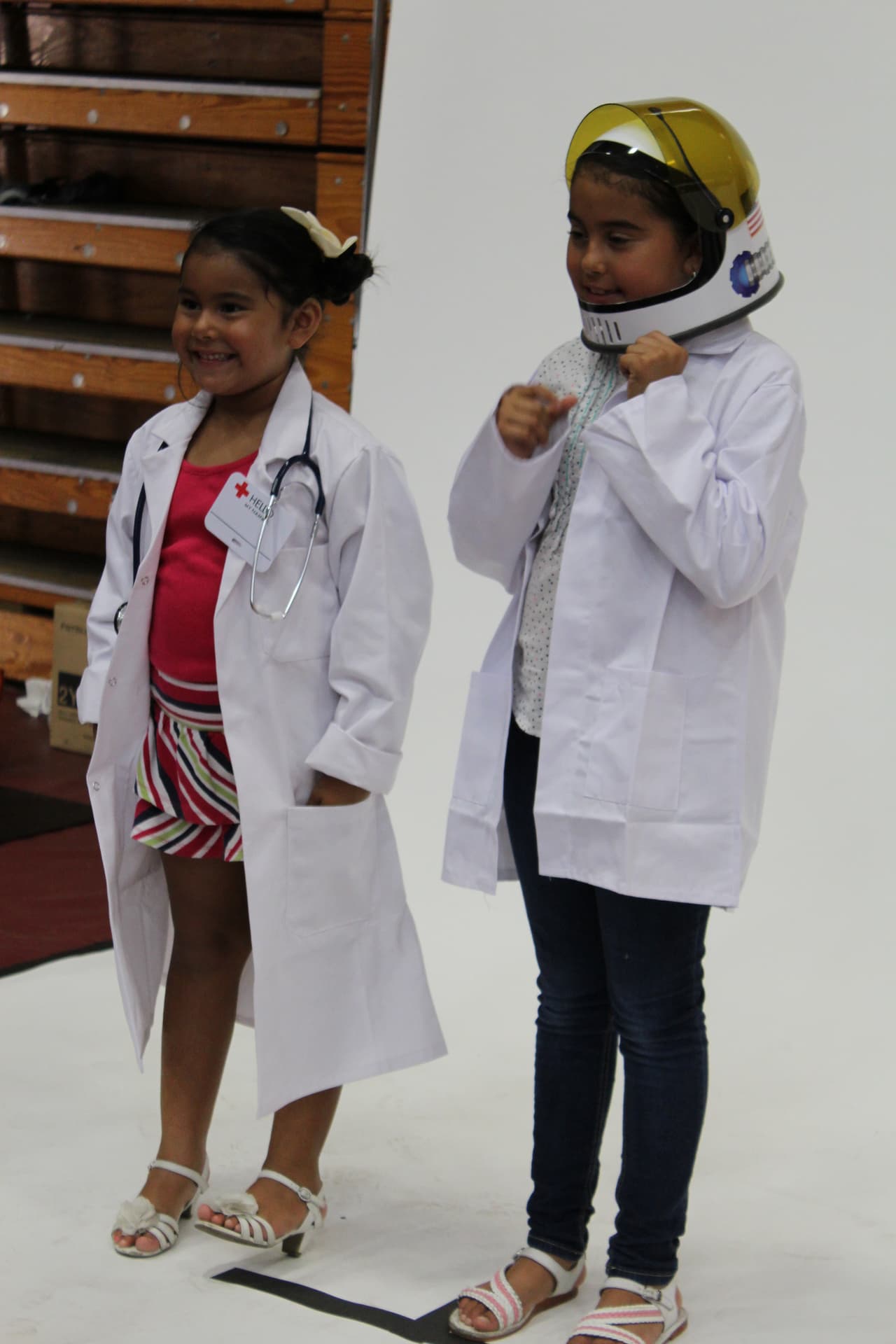 Niñas y niños del sur de California tomaron parte en el jardín de lectura, la zona de visualización y recibieron libros gratuitos en la Feria de Educación.