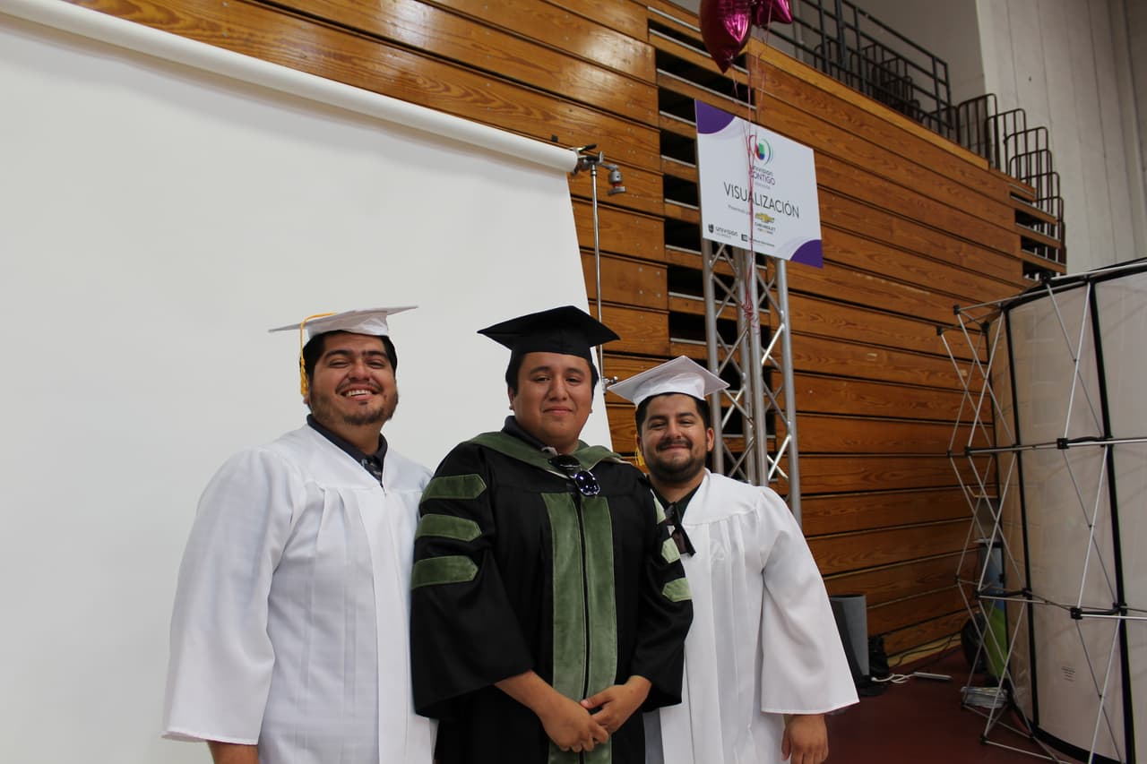 Niñas y niños del sur de California tomaron parte en el jardín de lectura, la zona de visualización y recibieron libros gratuitos en la Feria de Educación.