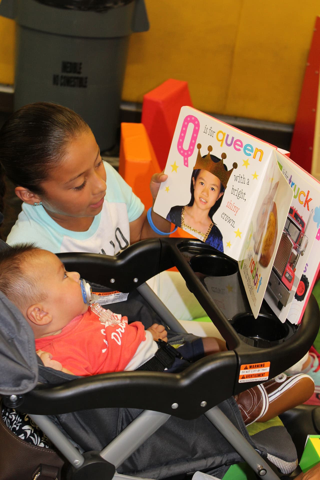Niñas y niños del sur de California tomaron parte en el jardín de lectura, la zona de visualización y recibieron libros gratuitos en la Feria de Educación.