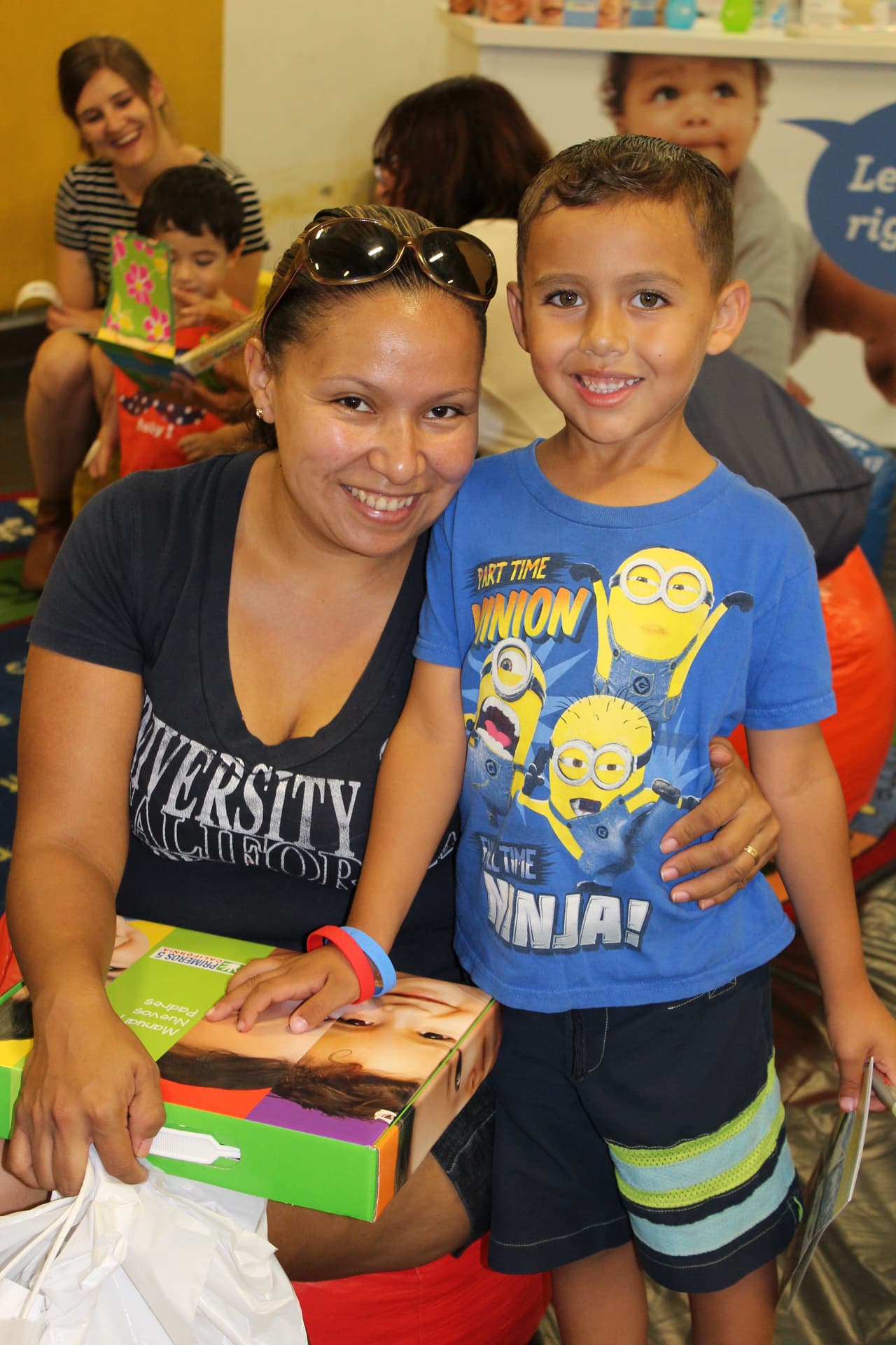 Niñas y niños del sur de California tomaron parte en el jardín de lectura, la zona de visualización y recibieron libros gratuitos en la Feria de Educación.