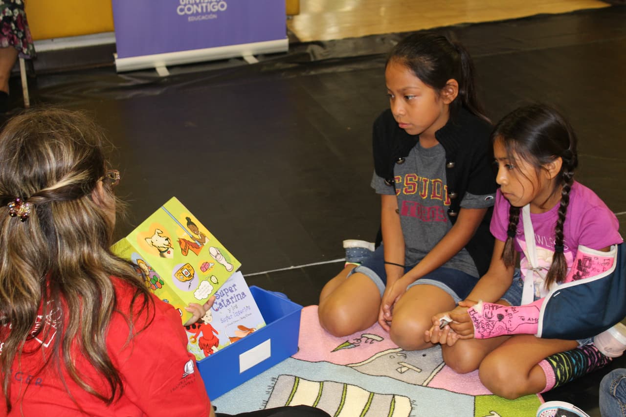 Niñas y niños del sur de California tomaron parte en el jardín de lectura, la zona de visualización y recibieron libros gratuitos en la Feria de Educación.