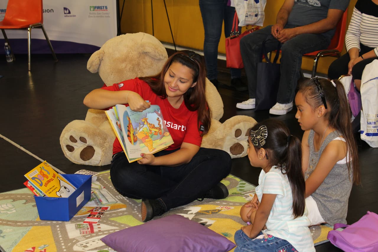 Niñas y niños del sur de California tomaron parte en el jardín de lectura, la zona de visualización y recibieron libros gratuitos en la Feria de Educación.