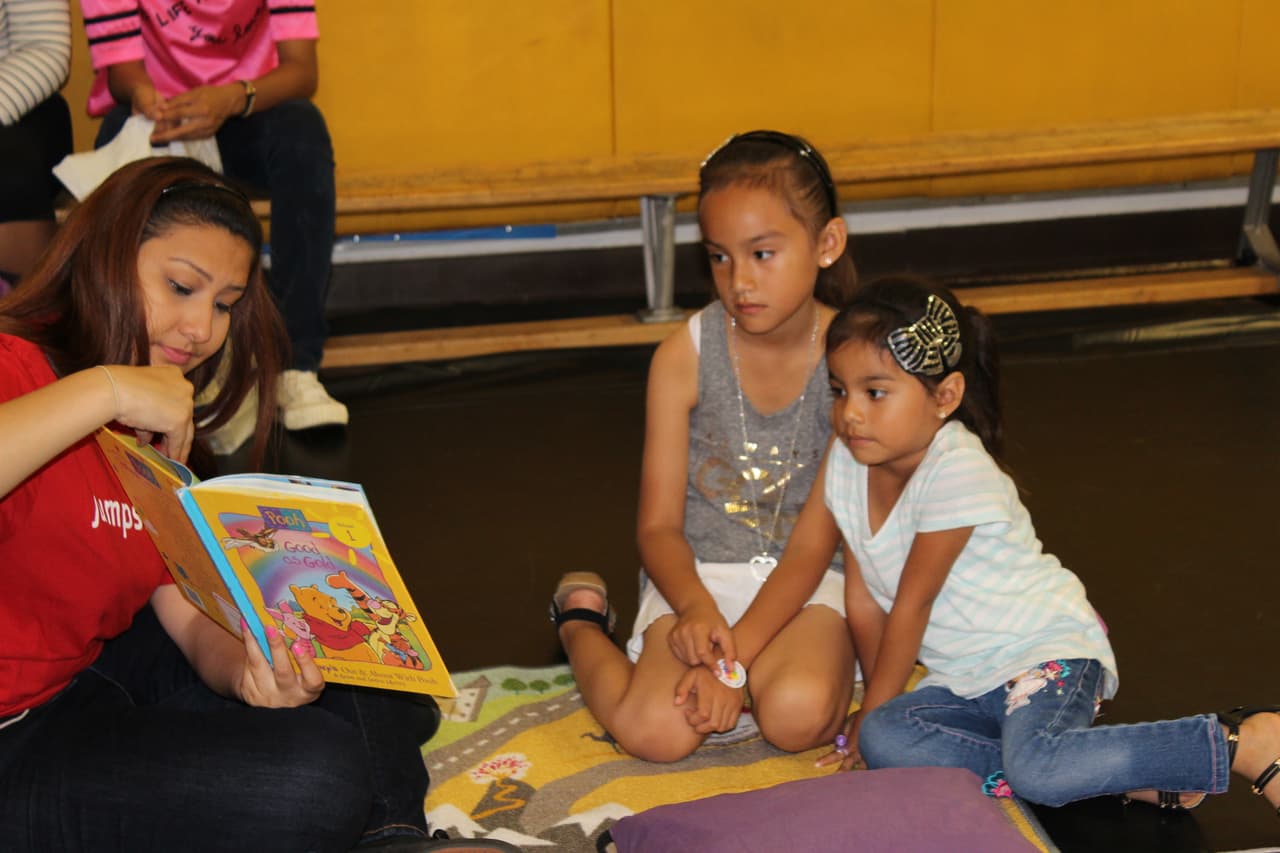 Niñas y niños del sur de California tomaron parte en el jardín de lectura, la zona de visualización y recibieron libros gratuitos en la Feria de Educación.
