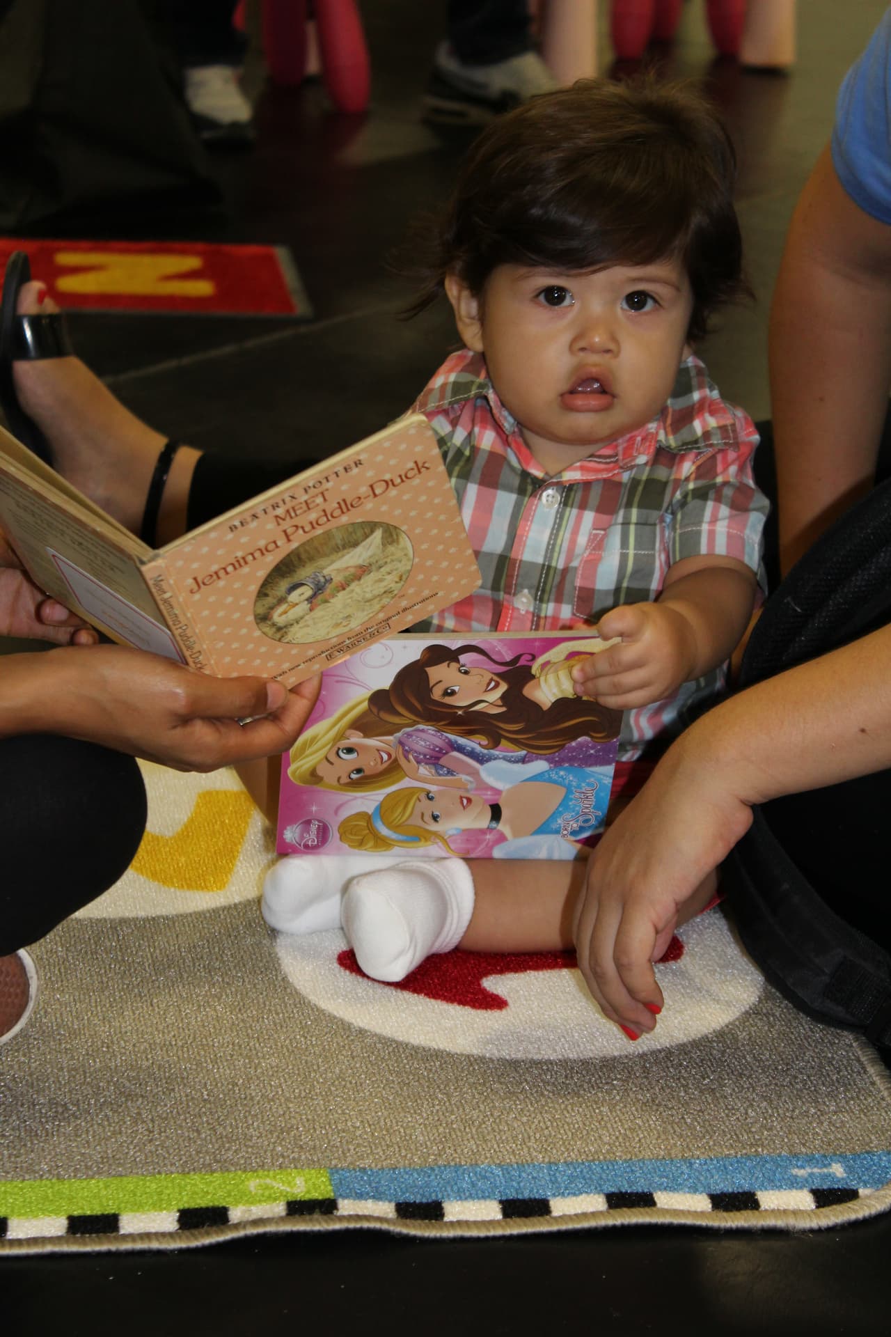 Niñas y niños del sur de California tomaron parte en el jardín de lectura, la zona de visualización y recibieron libros gratuitos en la Feria de Educación.