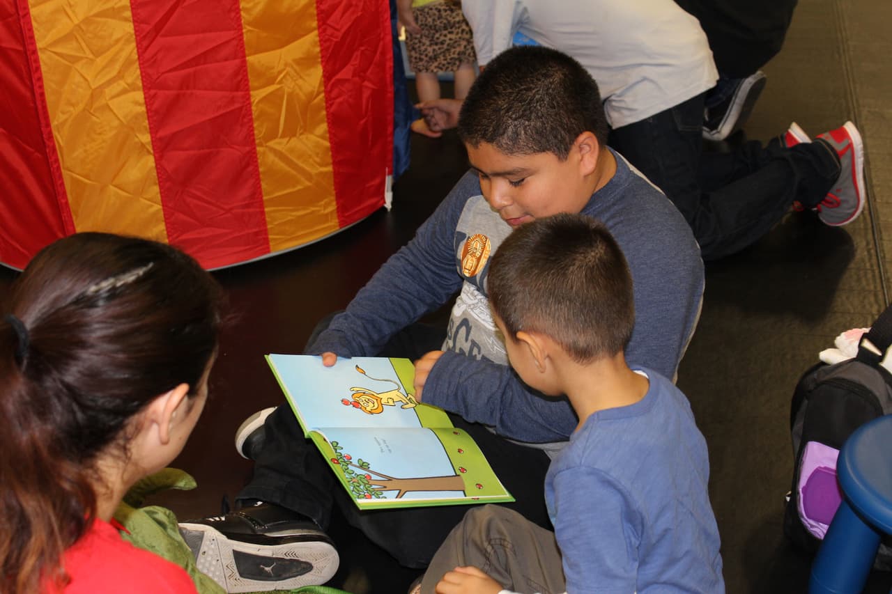 Niñas y niños del sur de California tomaron parte en el jardín de lectura, la zona de visualización y recibieron libros gratuitos en la Feria de Educación.
