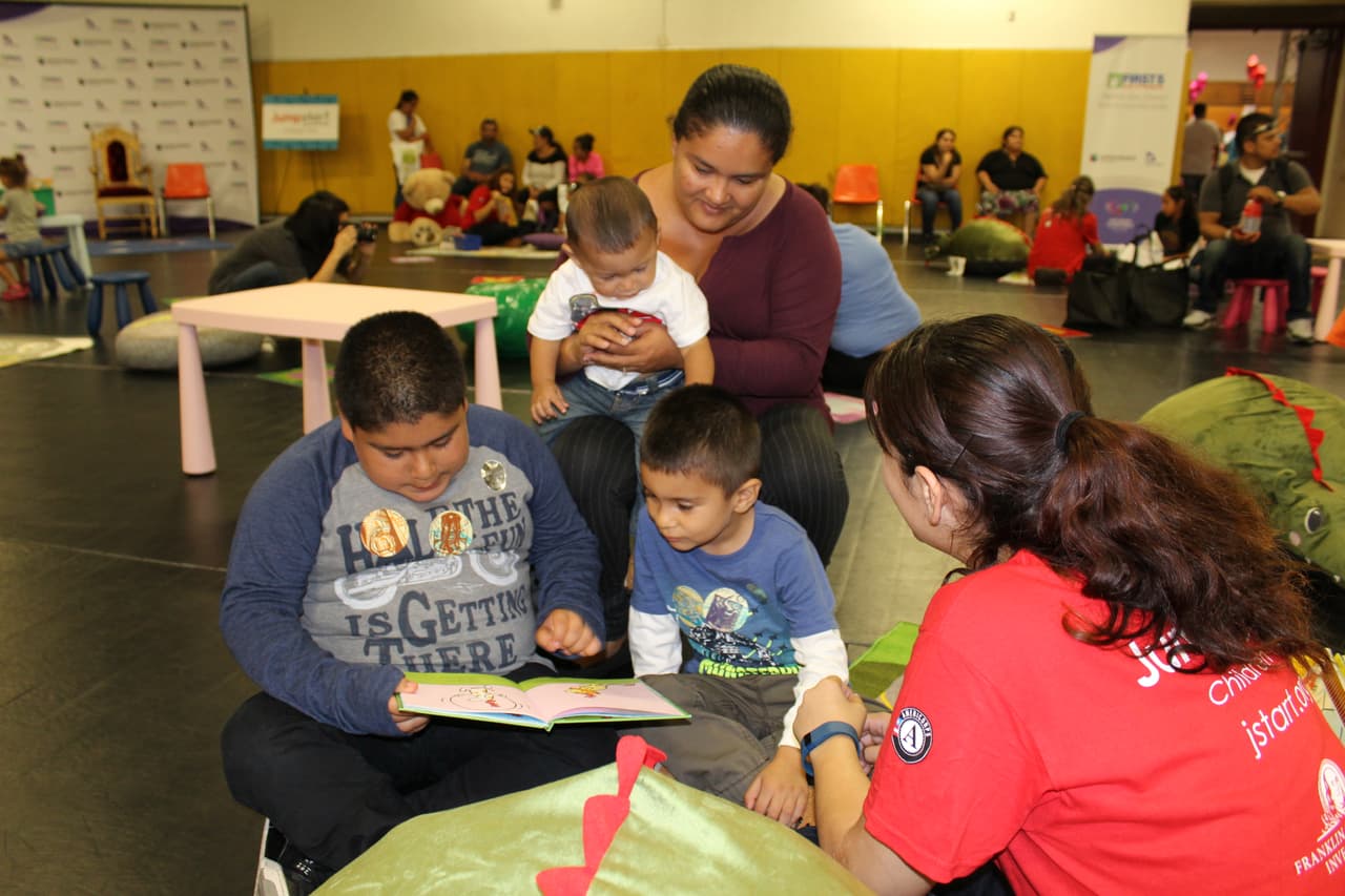 Niñas y niños del sur de California tomaron parte en el jardín de lectura, la zona de visualización y recibieron libros gratuitos en la Feria de Educación.