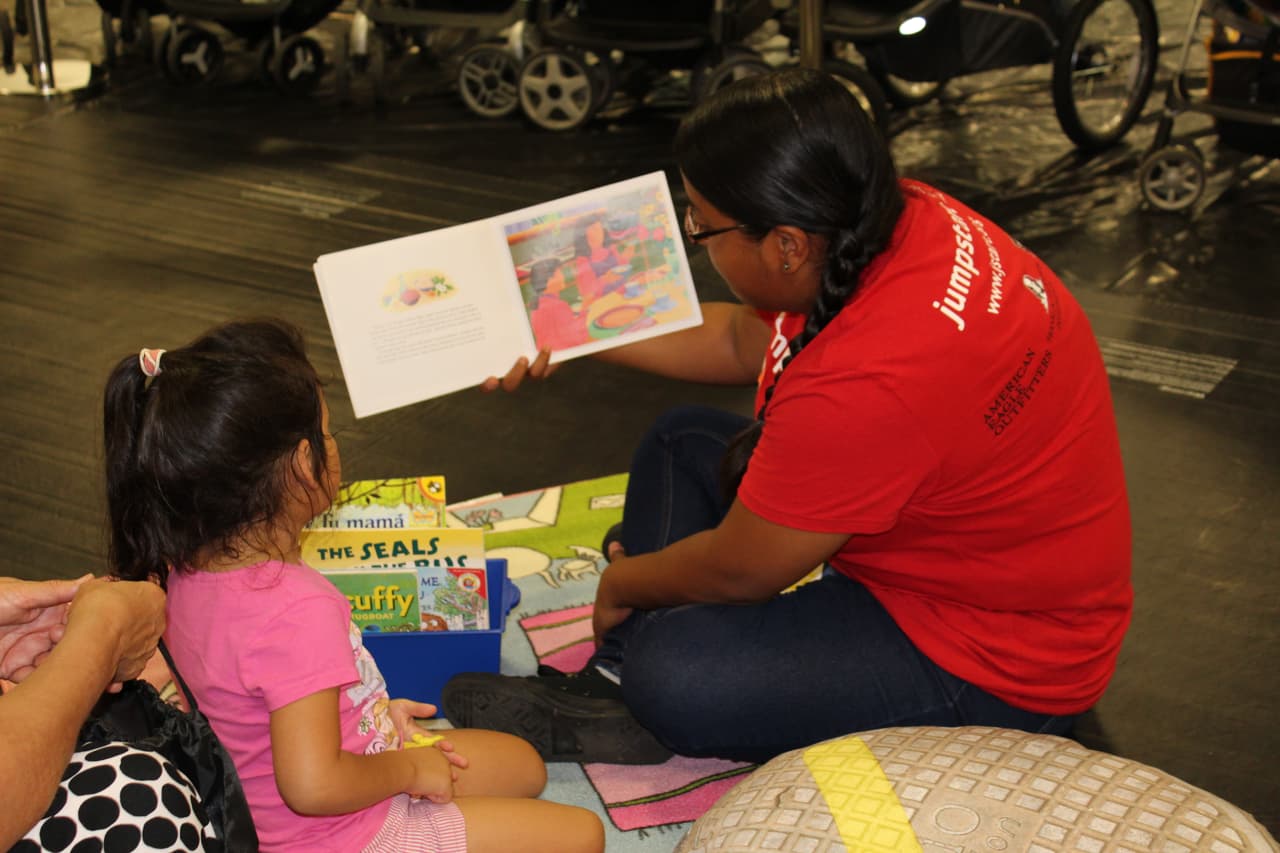 Niñas y niños del sur de California tomaron parte en el jardín de lectura, la zona de visualización y recibieron libros gratuitos en la Feria de Educación.