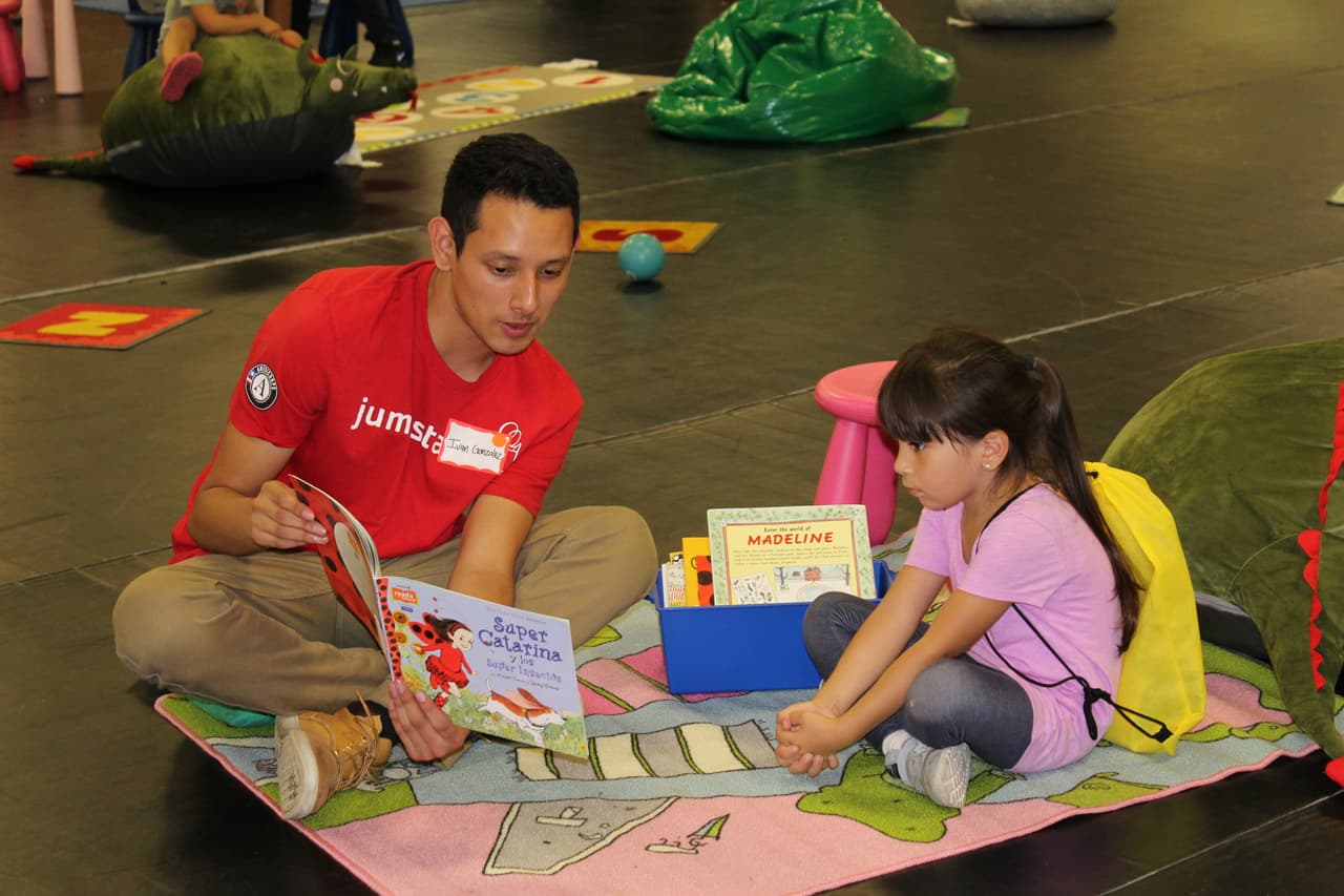 Niñas y niños del sur de California tomaron parte en el jardín de lectura, la zona de visualización y recibieron libros gratuitos en la Feria de Educación.