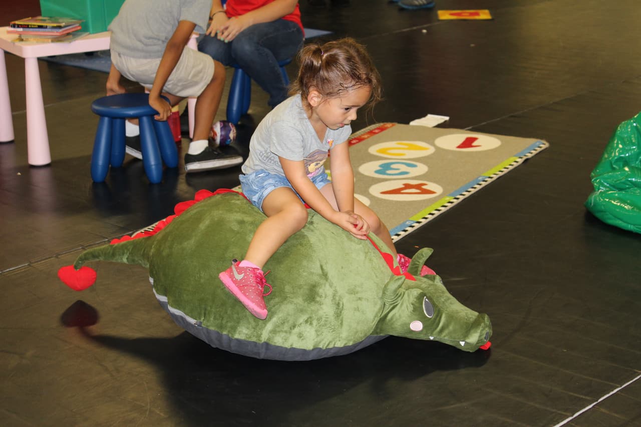 Niñas y niños del sur de California tomaron parte en el jardín de lectura, la zona de visualización y recibieron libros gratuitos en la Feria de Educación.