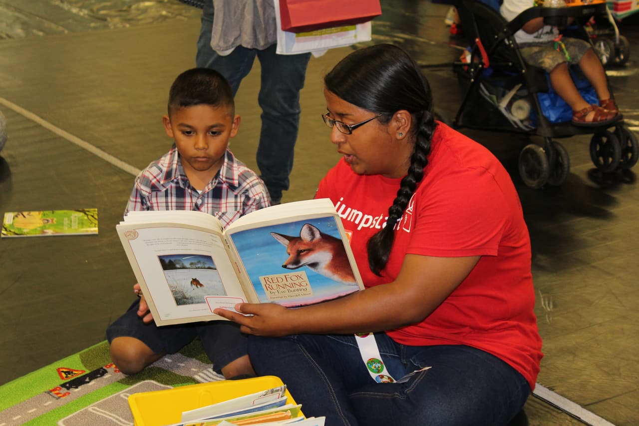 Niñas y niños del sur de California tomaron parte en el jardín de lectura, la zona de visualización y recibieron libros gratuitos en la Feria de Educación.