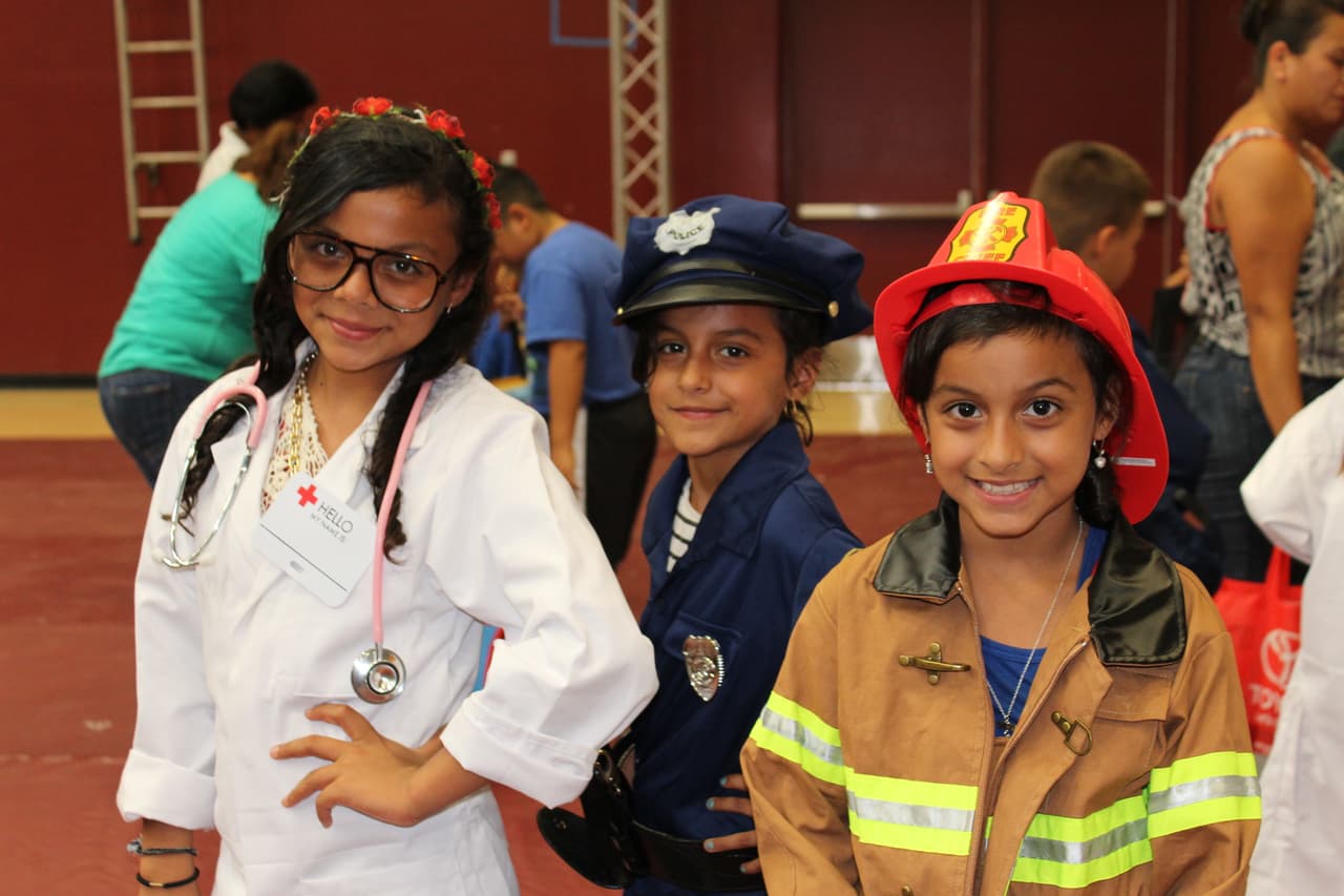 Niñas y niños del sur de California tomaron parte en el jardín de lectura, la zona de visualización y recibieron libros gratuitos en la Feria de Educación.