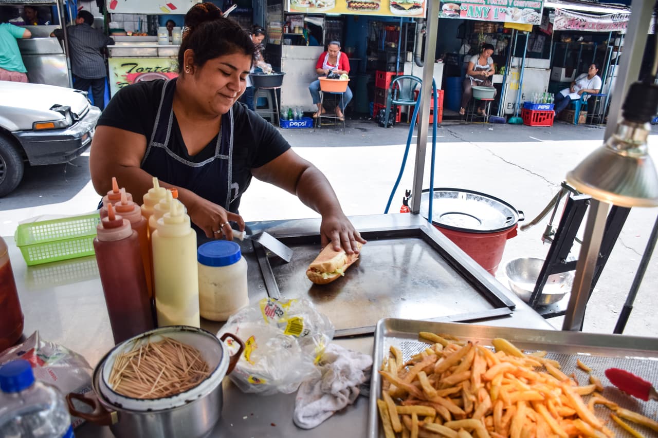 <b>El Salvador</b>
<br>
<br>Capital mínimo para establecer un negocio: 975 dólares.
<br>
<br>Asequibilidad: 353%.
<br>
<br>
<br>Según el estudio, algunas naciones hacen que el costo de los negocios sea extremadamente bajos para fomentar la actividad económica, mientras que otros tienen tarifas altas o casi inaccesibles para proteger negocios existentes.