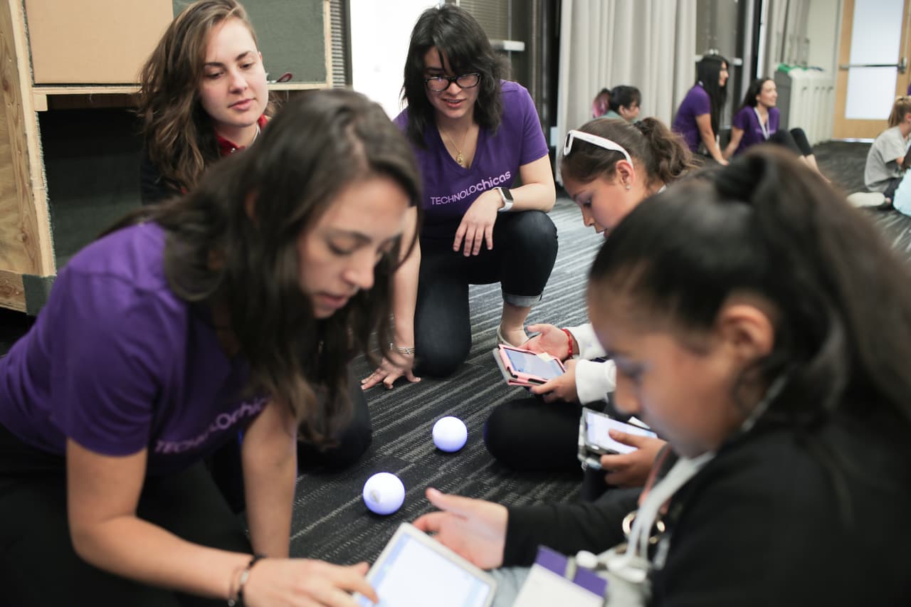 Al final del evento las technolochicas compartieron con niñas hispanas y hablaron de su amor por las ciencias.