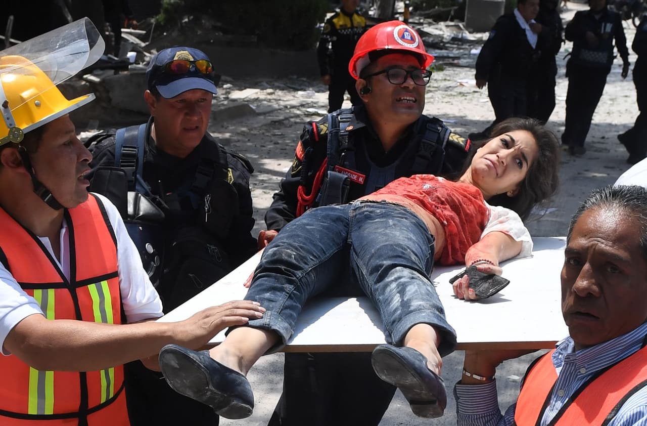 Una mujer rescatada a pocas horas del sismo muestra en su mirada dolor y preocupación. En ese momento apenas comenzaban las labores de rescate.