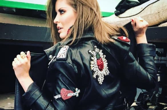 Vanessa Claudio, conductora de Venga la Alegría, está realmente afligida pues al día siguiente de que perdió su hogar, el huracán María tocó Puerto Rico destruyendo todo a su paso, por lo que le ha sido imposible comunicarse con los suyos.