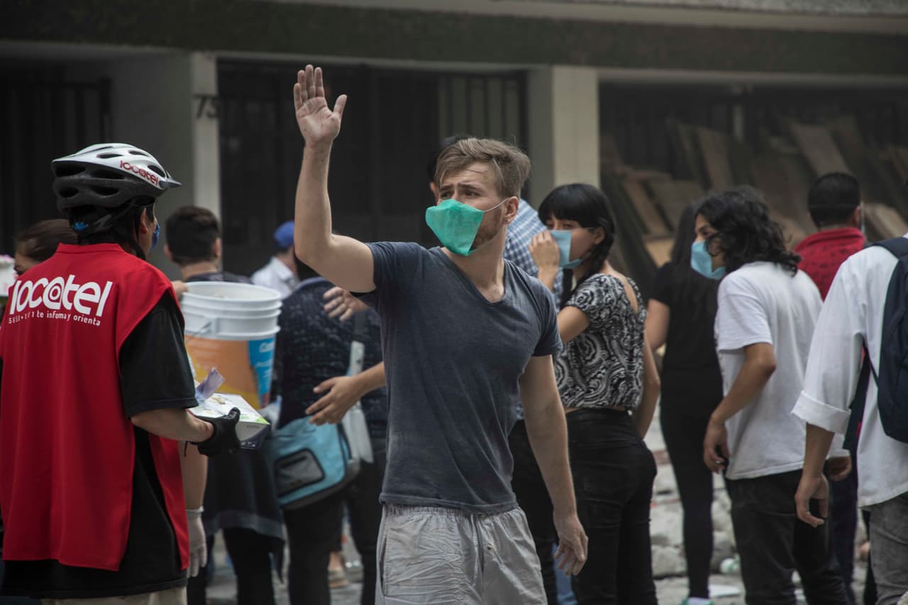 Mientras los cuerpos especializados exploran los escombros en busca de sobrevivientes, muchos civiles esperan instrucciones para ayudar.