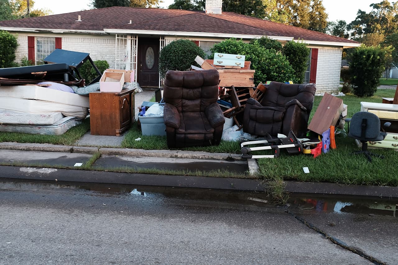 Imágenes de los muebles estropeados de un vecindairo en Orange, Texas después del paso del huracán Harvey.
