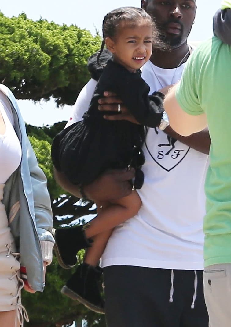 Después de un rato salió la familia, Nori ya muy despierta.