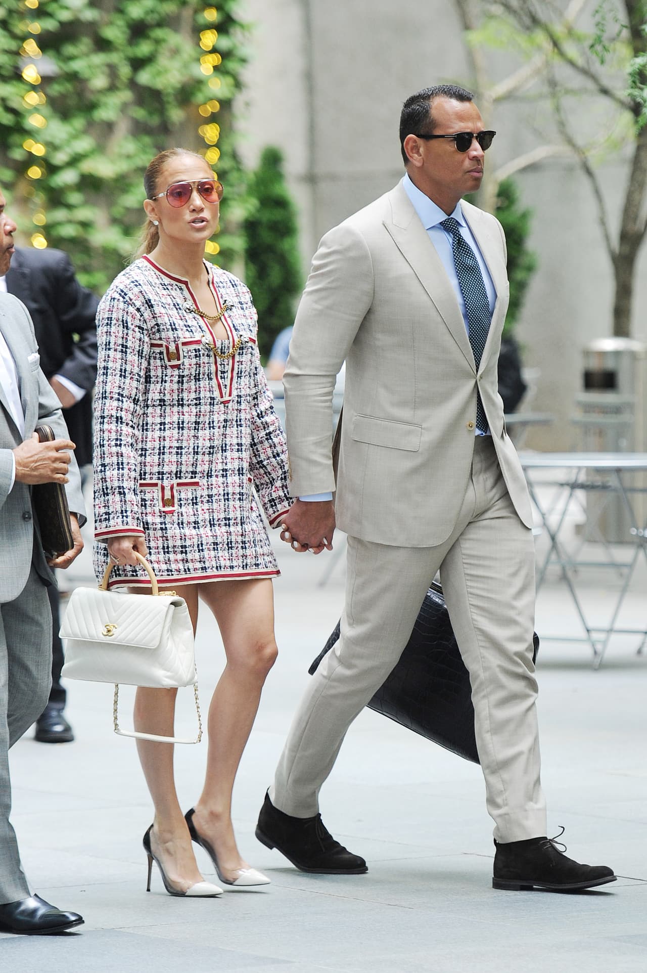 Ella utilizó un vestido corto de tweed de Gucci con cadenas al pecho, que complementó con un bolso Chanel y unas zapatillas en blanco, transparente y negro.
<br>