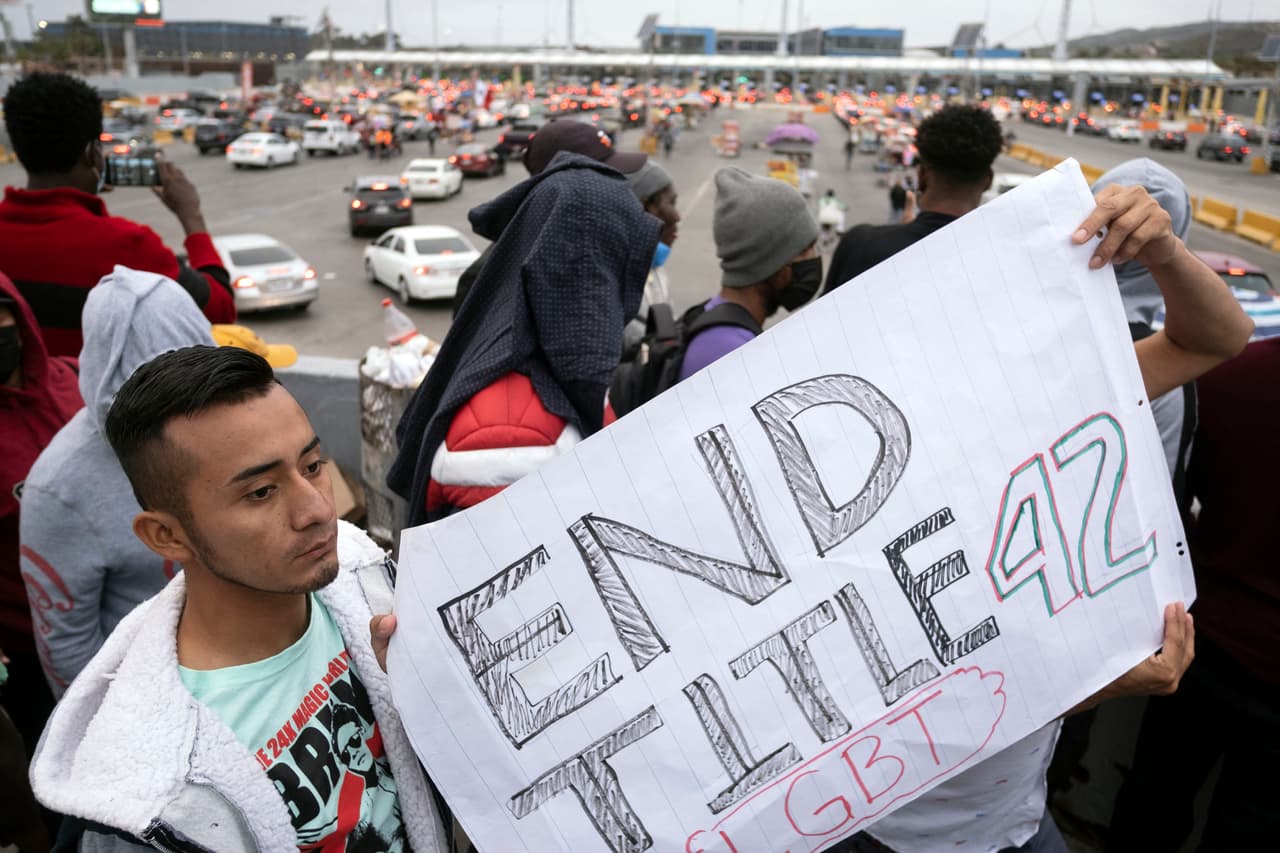 El gobierno había dicho en abril que la medida expiraría el 23 de mayo, pero a pedido de estados controlados por el Partido Republicano, un juez emitió una orden para mantener el 
<b>Título</b> 
<b>42</b>. 
<a href="https://www.univision.com/noticias/inmigracion/gobierno-apelara-fallo-mantiene-con-vida-politica-titulo-42" target="_blank">La Casa Blanca dijo de inmediato que apelaría la decisión</a>. Sin embargo, el fallo generó preocupación entre los migrantes en la frontera entre México y Estados Unidos. 
<br>