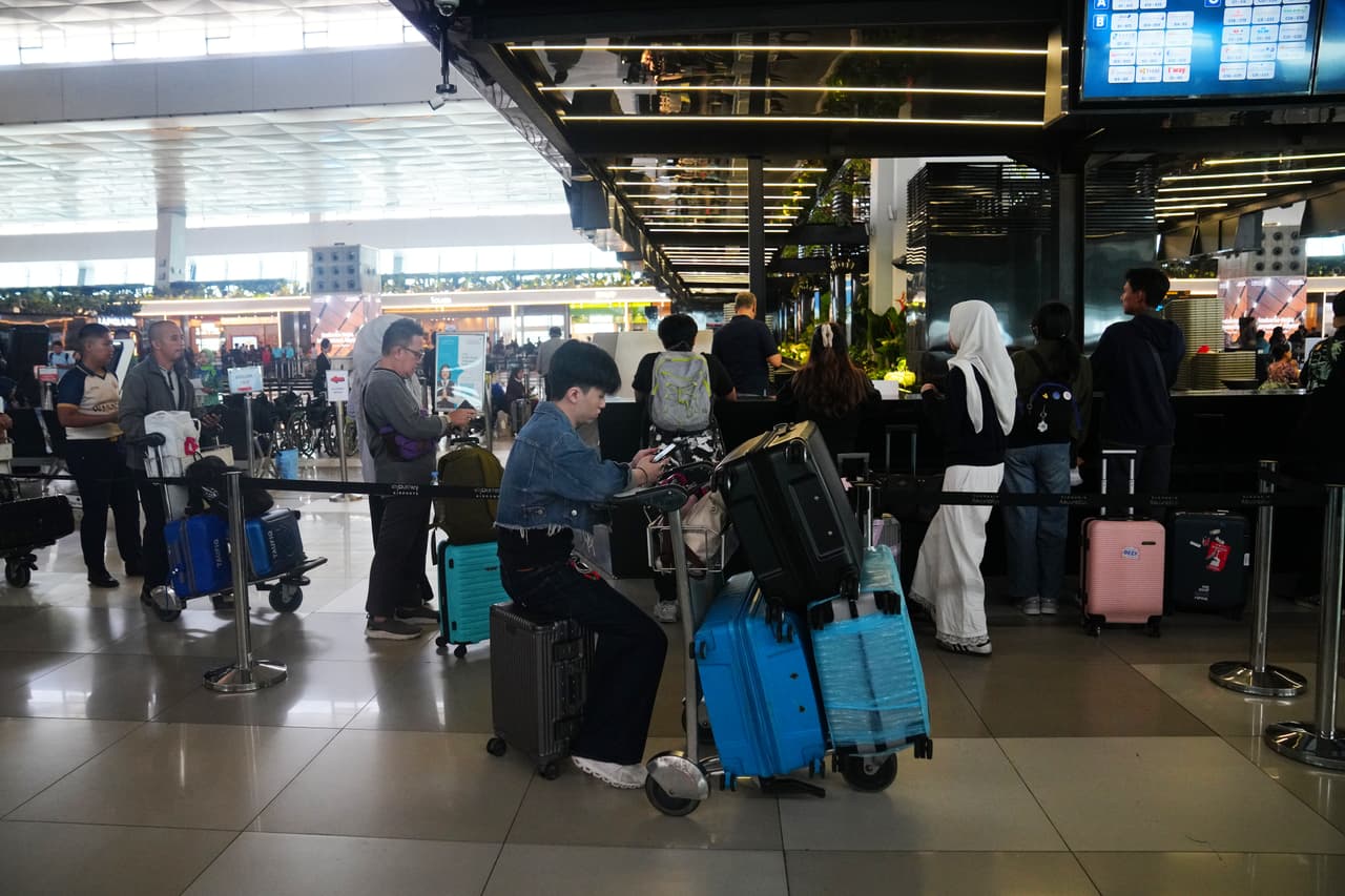 Los viajeros esperan sus vuelos en el Aeropuerto Internacional Soekarno-Hatta en Tangerang, Indonesia, el domingo 6 de septiembre de 2026.