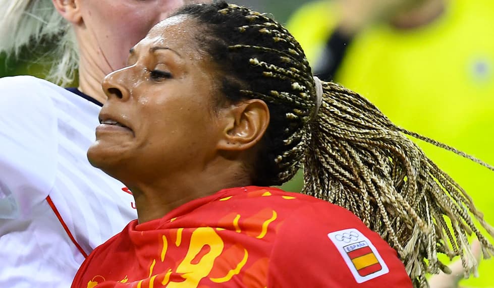 En el partido de balonmano la española Marta Mangue González decidió sujetar todas sus trenzas en una cola de caballo. Esto le sirvió para disminuir el calor durante el partido.
<br>