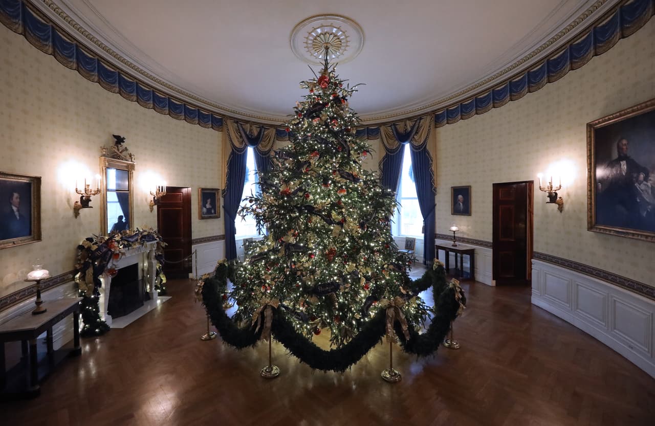 En el Salón Azul se encuentra el árbol principal de la Casa Blanca, que mide 18 pies de altura y está adornado con más de 500 pies de cinta de terciopelo azul bordada en oro con los nombres de los estados y territorios.