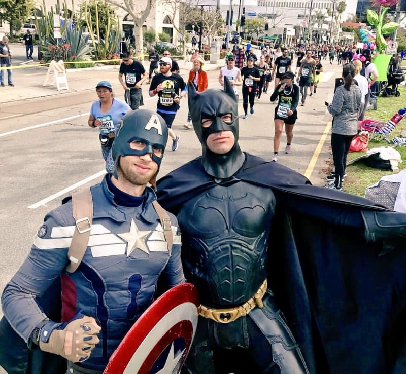El Capitán América y Batman también participaron en el Maratón de Los Ángeles.
