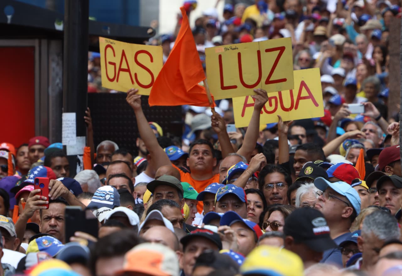 En Bolivia, la presi贸n popular y la intervenci贸n de los militares precipit贸 la ca铆da del presidente Evo Morales, quien estaba fuertemente cuestionado por acusaciones de fraude electoral.