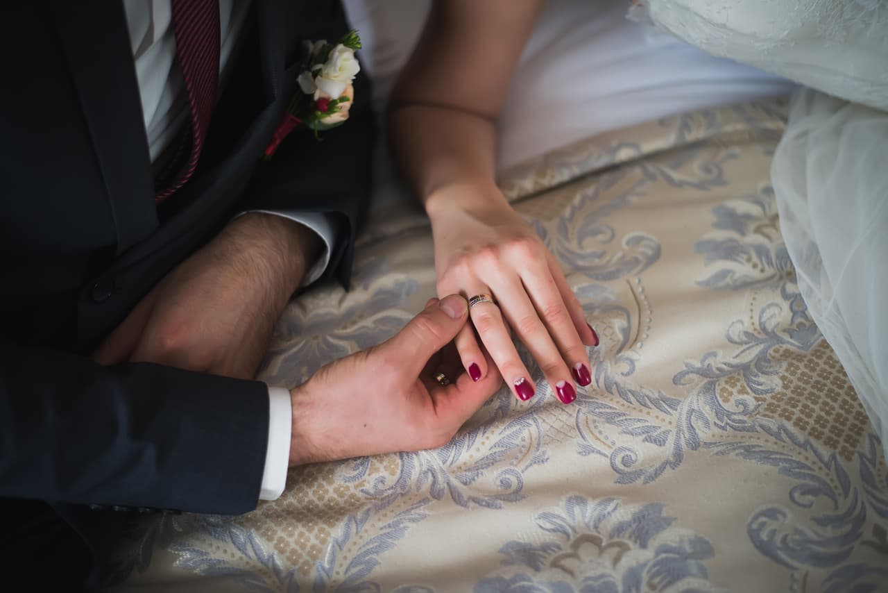 Esta mano es muy similar a la cuadrada con la diferencia que todos los dedos parecen ser iguales, como espátulas, inclusive el pulgar. Son muy dinámicos, tenaces, persistentes, algo formidable cuando esa energía se canaliza positivamente, pero un problema cuando se vuelven muy obstinados o tercos.