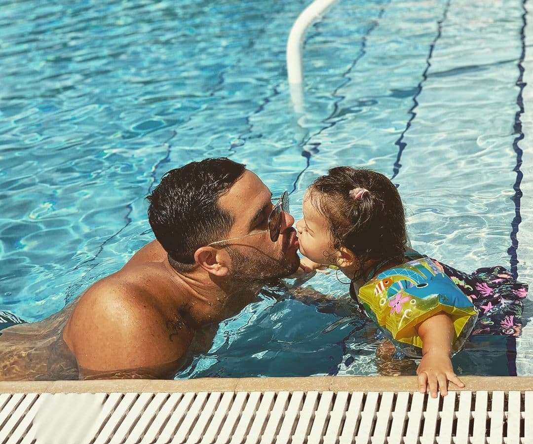 Yisus está presente en cada etapa de Silvana, aquí lo vemos enseñándole a nadar: "A ver si así la convenzo a que me amarre en un abrazo y venga conmigo a lo profundo".