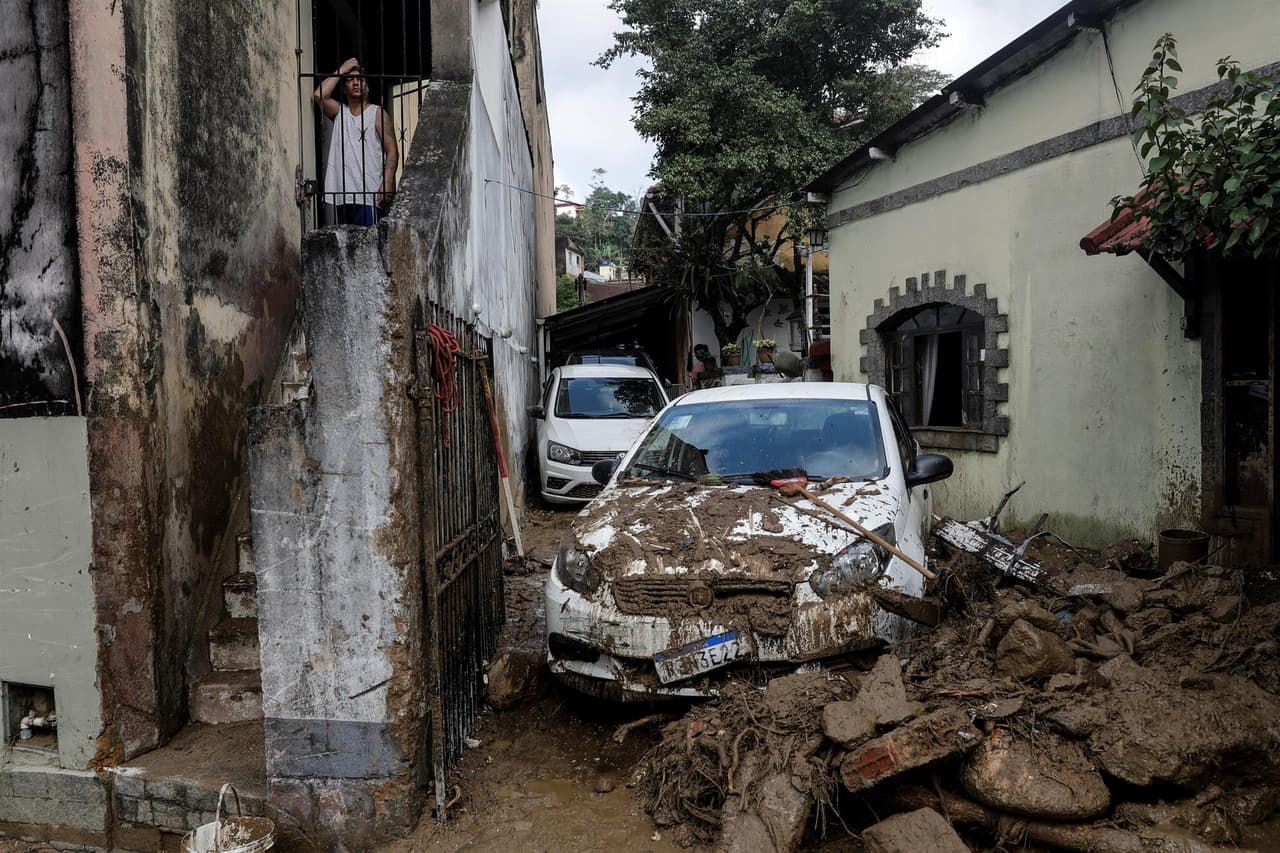 Casi 400 personas se quedaron sin casa y otras 24 fueron rescatadas con vida, añadió Castro. Algunos tuvieron suerte, aunque fueron pocos. “Solo podía oír a mi hermano gritar ‘¡Ayuda! ¡Ayuda! ¡Dios mío!‘”, contó una de las residentes, Rosilene Virginia, a la AP mientras un hombre la consolaba. 
<br>
