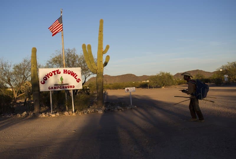 El profesor recorrió senderos, caminos desolados e incluso la rivera del Río Grande.