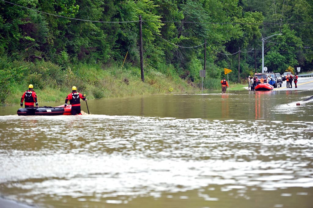 Equipos de rescate ayudaron a bajar a personas que estaban atrapadas en los techos de sus casas luego de las masivas inundaciones que se registraron este jueves de manera sorpresiva en el centro de los Apalaches.