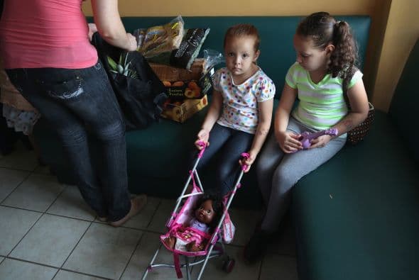 Fue en 2014 cuando Save the Children creó un "espacio seguro para niños en McAllen, Texas, en el que se busca ofrecer programas de apoyo y atención psicosocial para unas 150 madres y niños cada día".