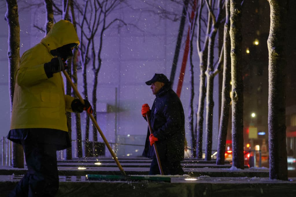 Trabajadores limpian la nieve en la Quinta Avenida de Nueva York este domingo 19 de enero.